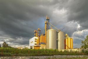 silo moderno. conjunto de tanques de almacenamiento planta de procesamiento de cultivos agrícolas cultivados. foto