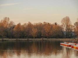 puesta de sol en un lago alemán foto