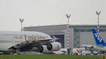 dusseldorf, alemania 23 de julio de 2017 - airbus a380 de emirates airlines rodando en el aeropuerto de dusseldorf, vista lateral. Avión de pasajeros turborreactor de cuatro motores de dos pisos de fuselaje ancho video