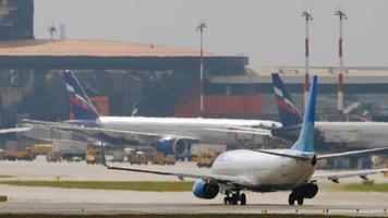 moscou, federação russa 29 de julho de 2021 - boeing 737 of pobeda no início da pista no aeroporto de sheremetyevo svo. conceito de turismo e viagens video