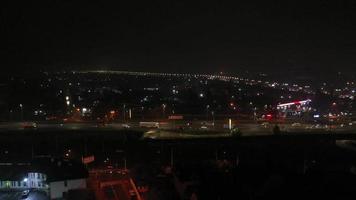 belle vue aérienne de nuit sur l'autoroute, phares de voitures video