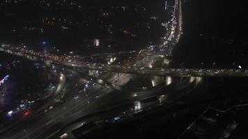 hermosa vista aérea nocturna de la carretera, faros de automóviles video