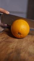 Orange mit einem scharfen Messer halbieren video