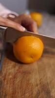snijdend oranje in voor de helft met een scherp mes video