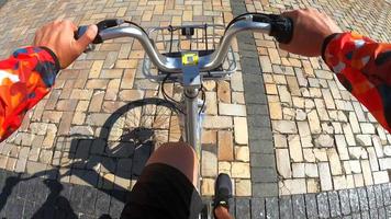 andar de bicicleta pela cidade, visão em primeira pessoa video