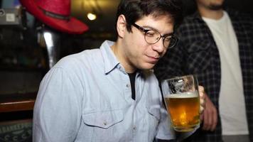 happy hour no bar, meninos bebem cerveja e comem petiscos video