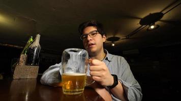 Lycklig timme på bar, Pojkar dryck öl och äta aptitretare video