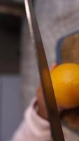 un chef tranche une orange avec un couteau bien aiguisé video