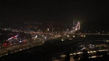 belle vue aérienne de nuit sur l'autoroute, phares de voitures video