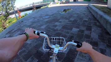 rijden fiets in de omgeving van de stad, eerste persoon visie video