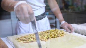 Bäcker, der ein köstliches gefülltes Brot macht video