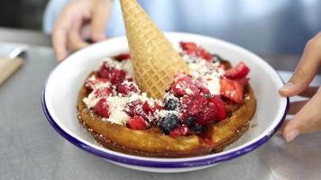 delicioso prato de waffle com frutas video