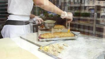 Bäcker, der ein köstliches gefülltes Brot macht video