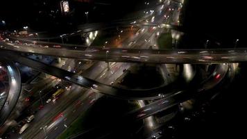 bela vista aérea noturna da rodovia, faróis de carros video