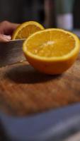 cortando laranja ao meio com uma faca afiada video