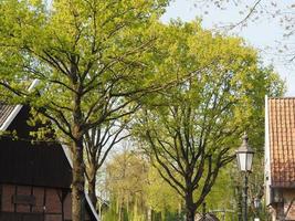 tiempo de primavera en el pueblo alemán weseke foto