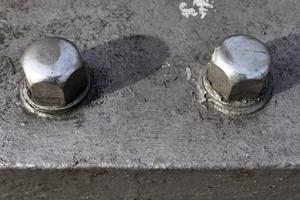 vista detallada de primer plano sobre tornillos metálicos en alta resolución. foto