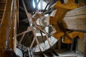 nordlingen, alemania, 2014. enorme polipasto de madera con engranajes en daniel tower st george's church en nordlingen foto