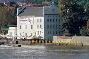 praga, república checa, 2014. vista desde el puente de charles hacia el museo kampa en praga foto