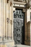 praga, república checa, 2014. puertas de la catedral de san vito en praga foto