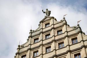 rothenburg, alemania, 2014. estatua de un soldado en la parte superior de un edificio en rothenburg foto