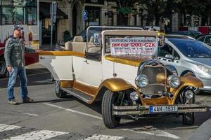 praga, república checa, 2014. recorridos turísticos en coche personalizado en praga foto