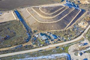 vista superior aérea de un vertedero de basura de la ciudad. instalación de eliminación de residuos foto