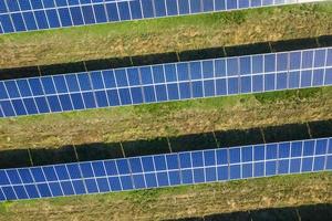 vista superior aérea desde drones hasta líneas de paneles solares. foto