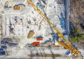 equipo de construcción trabajando en el sitio de construcción. vista aerea desde dron foto