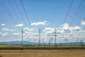 filas de torres eléctricas y líneas eléctricas. vista horizontal foto