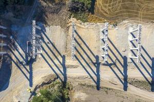 vista abstracta con sombras de nuevos soportes de puente de hormigón. construcción de un puente vial. vista superior foto