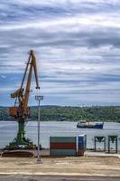 grúa portuaria lista para cargar contenedores a buques de carga. foto