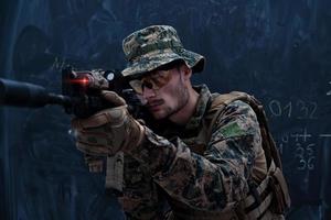 soldado en acción con el objetivo de la vista láser óptica