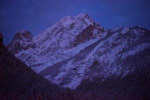 pueblo de montaña en los alpes por la noche foto