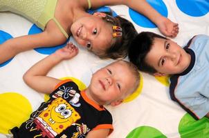 tres niños felices jugando juntos foto