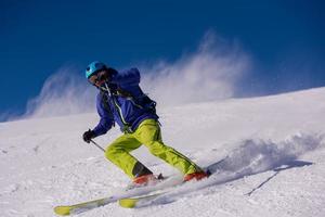 esquiador divirtiéndose mientras corre cuesta abajo foto