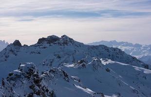 hermoso paisaje de montaña en invierno foto