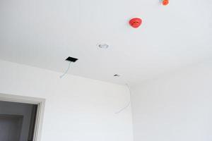 Cables de instalación de cableado eléctrico para enchufe. renovación, reparación y desarrollo de conceptos de viviendas y apartamentos foto