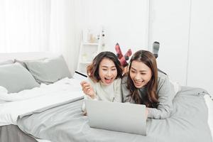 hermosa amistad femenina disfruta del estilo de vida de actividades de fin de semana con tecnología en casa. foto