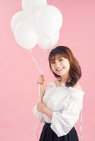mujer joven alegre con globos de pie y riendo foto