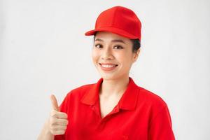 un retrato de un servicio de entrega femenino feliz que muestra el pulgar hacia arriba foto