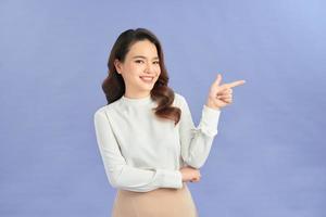 emocionada alegre linda chica moderna apuntando arriba a la izquierda, sonriendo divertida discutir con su novia increíble promoción foto