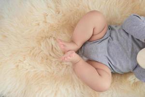 pie pequeño de una linda y adorable niña recién nacida foto