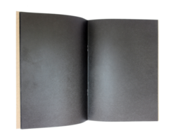 blanco plein boek Bij zwart getextureerde papier Aan transparant achtergrond PNG het dossier