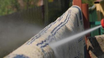 Cleaning the carpet with a gun for washing high pressure water video