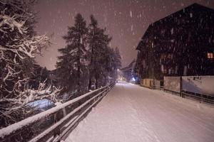 suiza, 2022 - calles nevadas del pueblo alpino de montaña foto