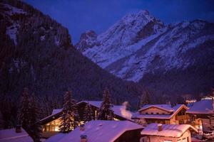 pueblo de montaña en los alpes por la noche foto