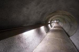 túnel subterráneo para peatones foto