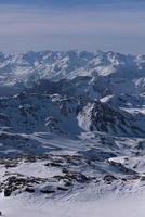 hermoso paisaje de montaña en invierno foto