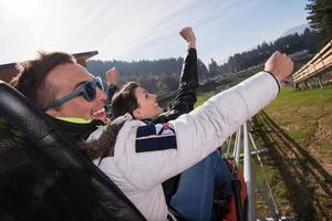 Suecia, 2022: una pareja disfruta conduciendo en una montaña rusa alpina foto